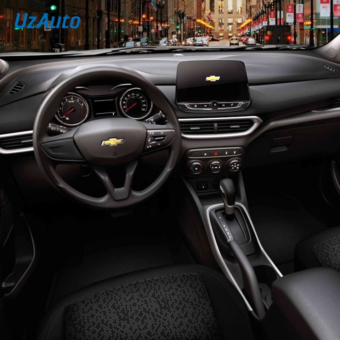 Как автосалоны готовят к продажам Chevrolet Tracker 2023.