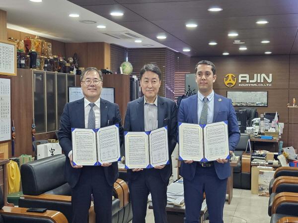 TTPU va Koreya Respublikasining “Gyeong-Buk” Technoparki president Ha In-Song hamda Ajin industrial Co.,LTD boshqaruvi raisi Seo Jung Xo Koreya-O‘zbekiston muhandis kadrlarni tayyorlash bo‘yicha hamkorlik memorandumini imzoladilar